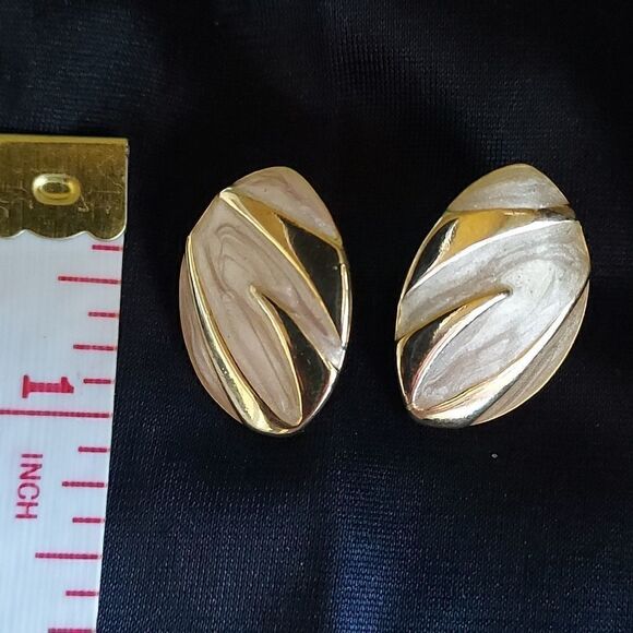 AVON GOLD PINK VINTAGE STUD EARRINGS - Picture 8 of 9